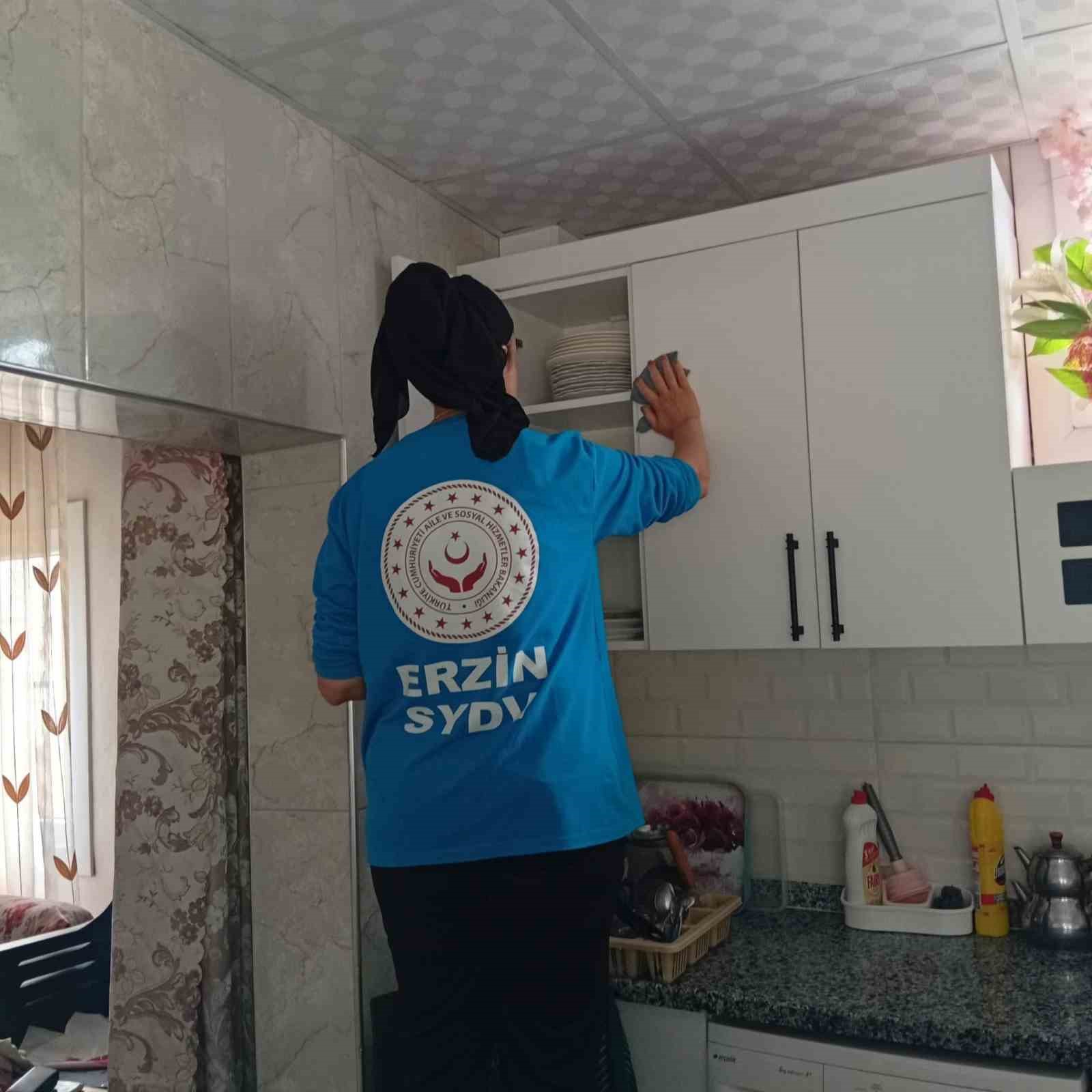 Erzin&rsquo;de yaşlı vatandaşların evinde vefa temizliği ger&ccedil;ekleştiriliyor
