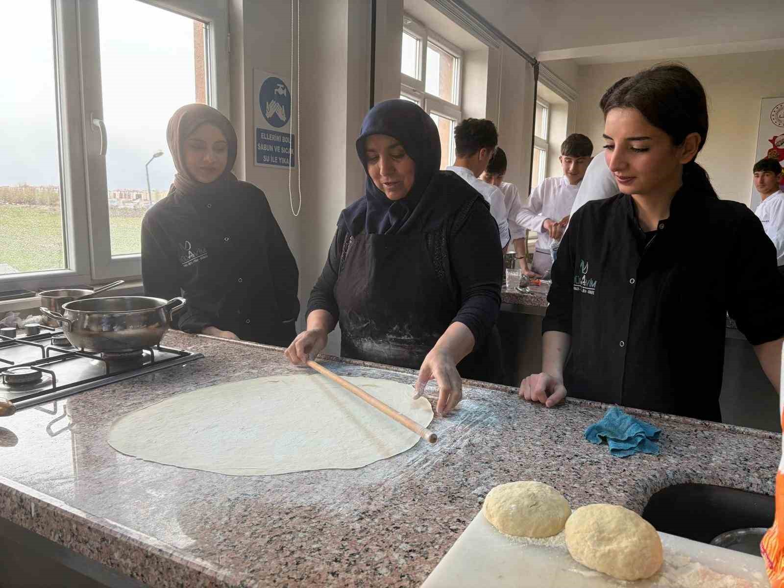 &Ouml;ğrenciler sahada uygulayarak &ouml;ğreniyor
