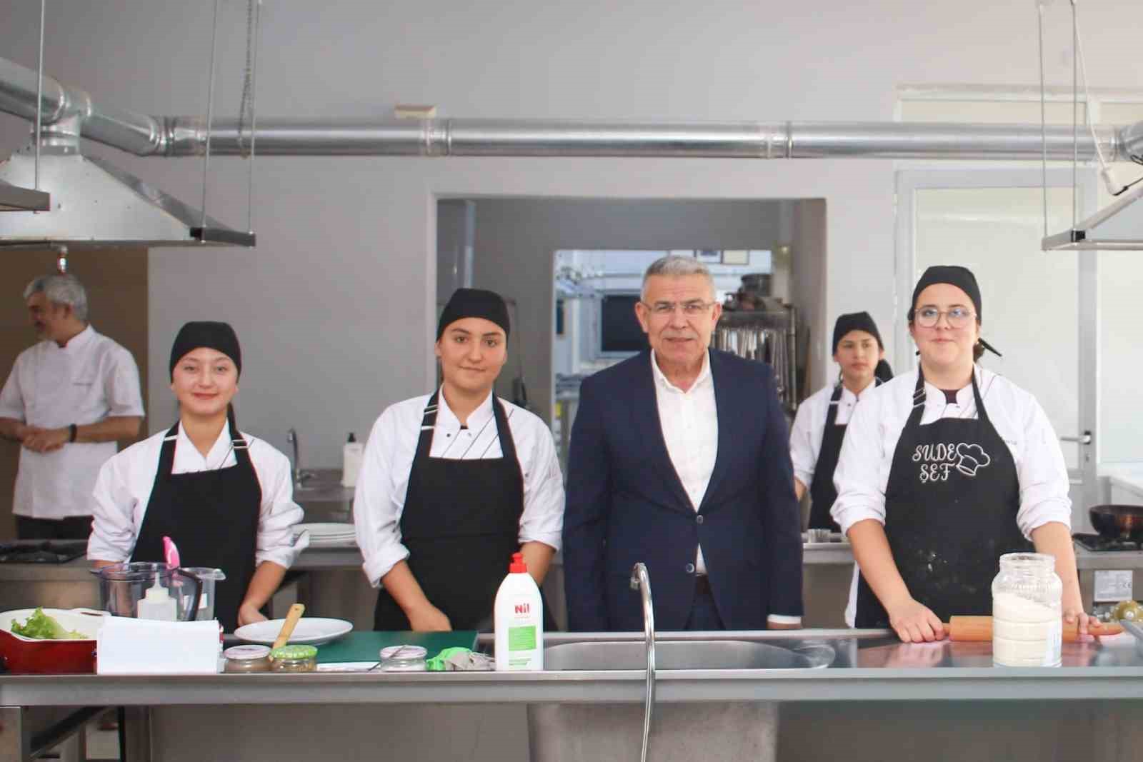 K&ouml;şk&rsquo;te &ouml;ğrenciler h&uuml;nerlerini mutfakta sergiledi
