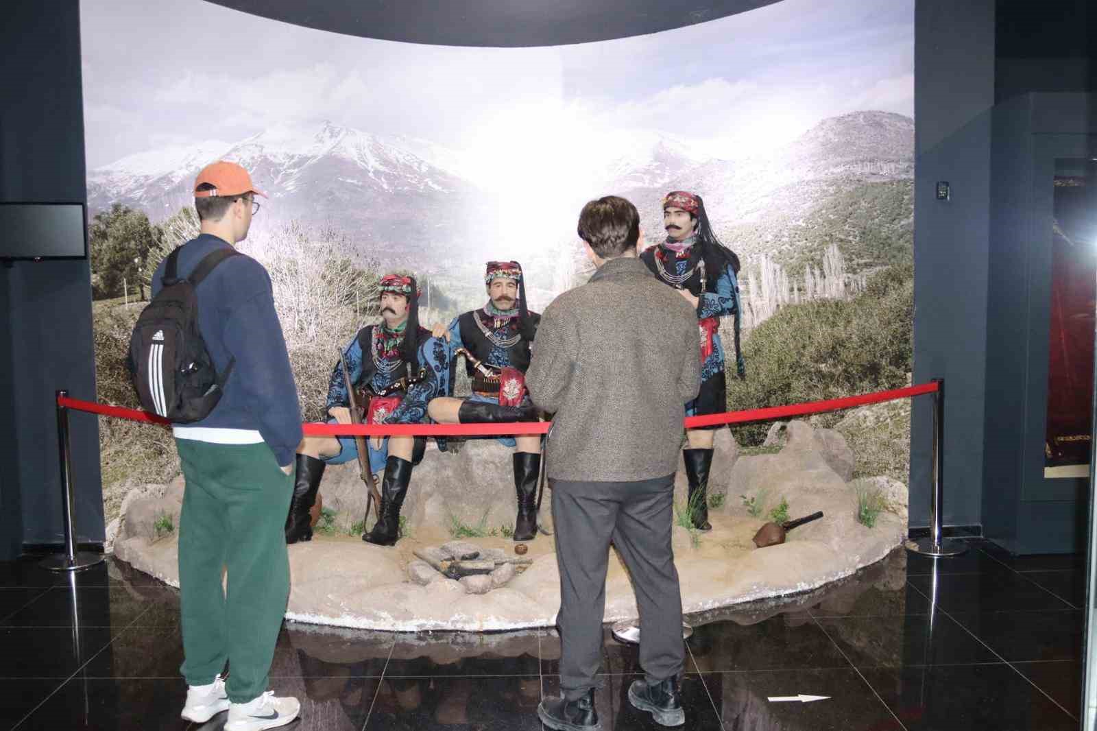 &Uuml;niversite &ouml;ğrencilerine Bergama ve &Ouml;demiş gezisi
