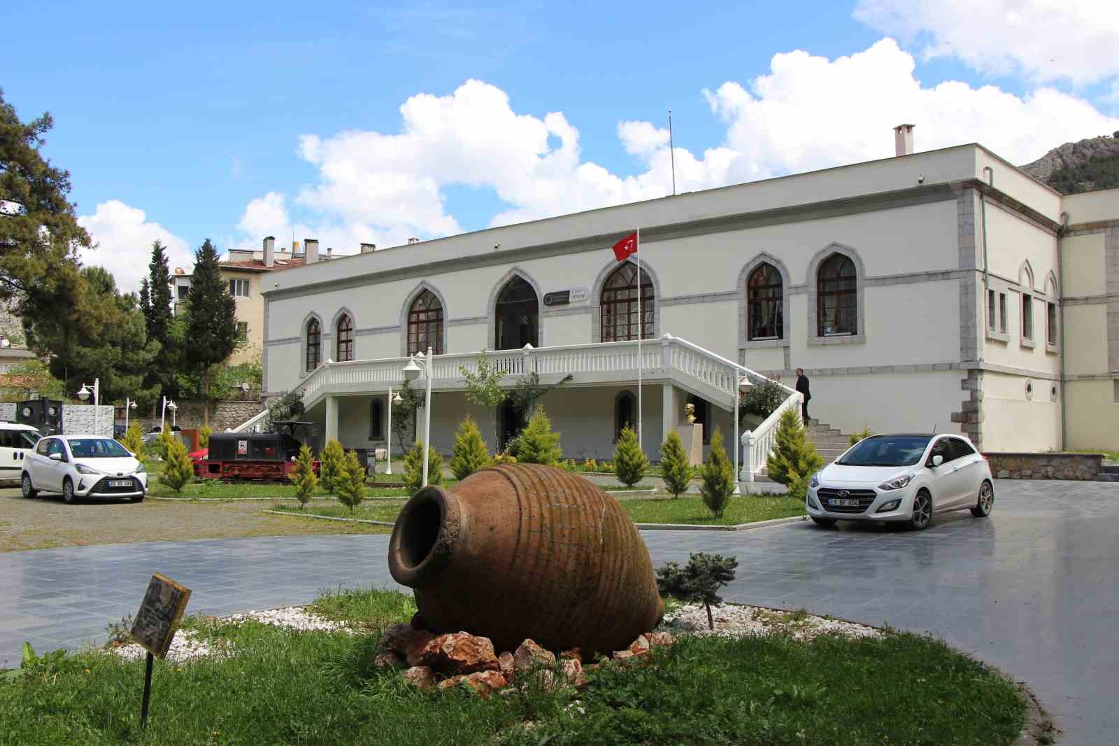 Cumhurbaşkanı Erdoğan&rsquo;a takdim edilen &rsquo;Pazırık halısı&rsquo; 360 bin ilmekle işlendi
