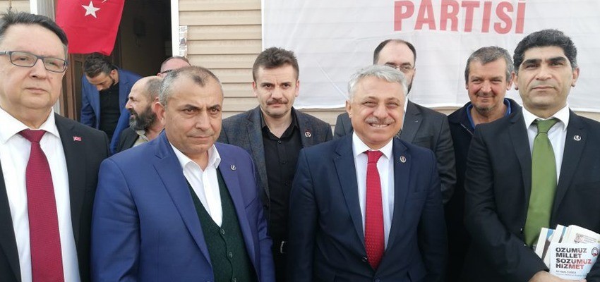 Bursa siyasetinin tanınan ismi eczacı Ayhan &Ouml;zbek hayatını kaybetti
