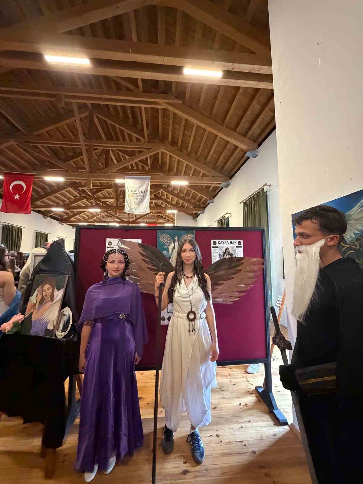 Ayvalık&rsquo;ta T&uuml;rk mitolojisi sergisine yoğun ilgi
