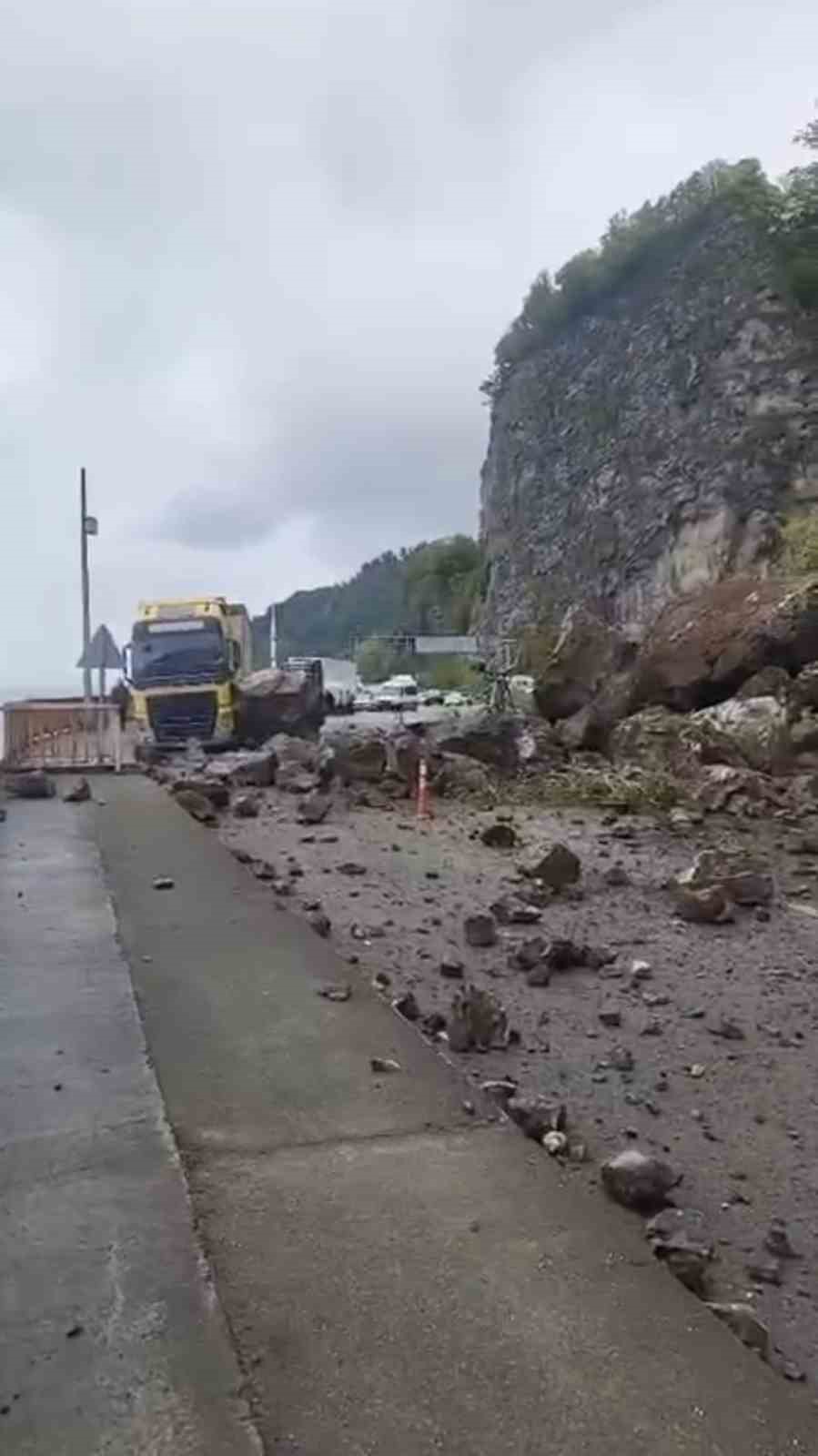 Artvin’de Sarp Sınır Kapısı yolunda heyelan