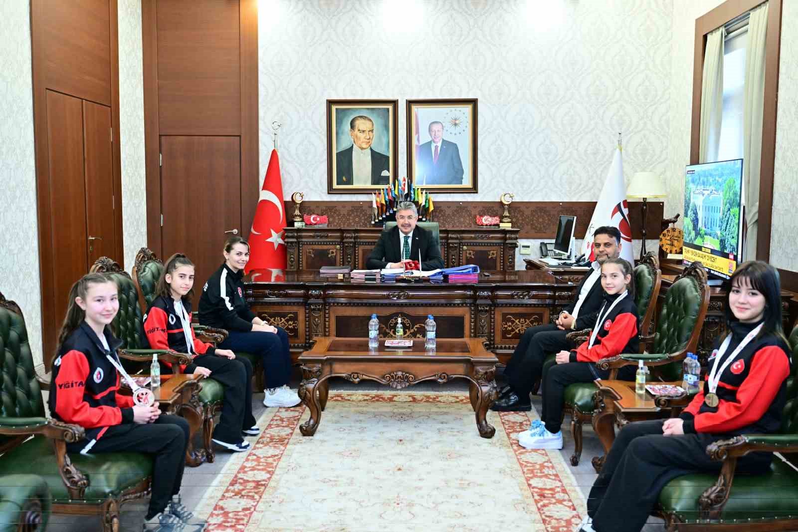 Vali Yılmaz, sporcu G&uuml;lsena Karakuyulu ve &ouml;ğrencilerini makamında ağırladı

