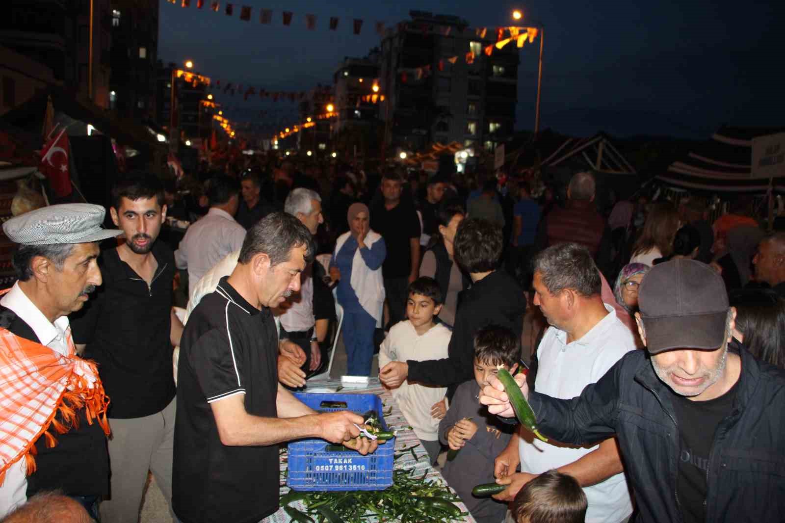&Ccedil;ocukluğunda yediği salatalığı unutamayan muhtar 1 ton salatalık dağıttı

