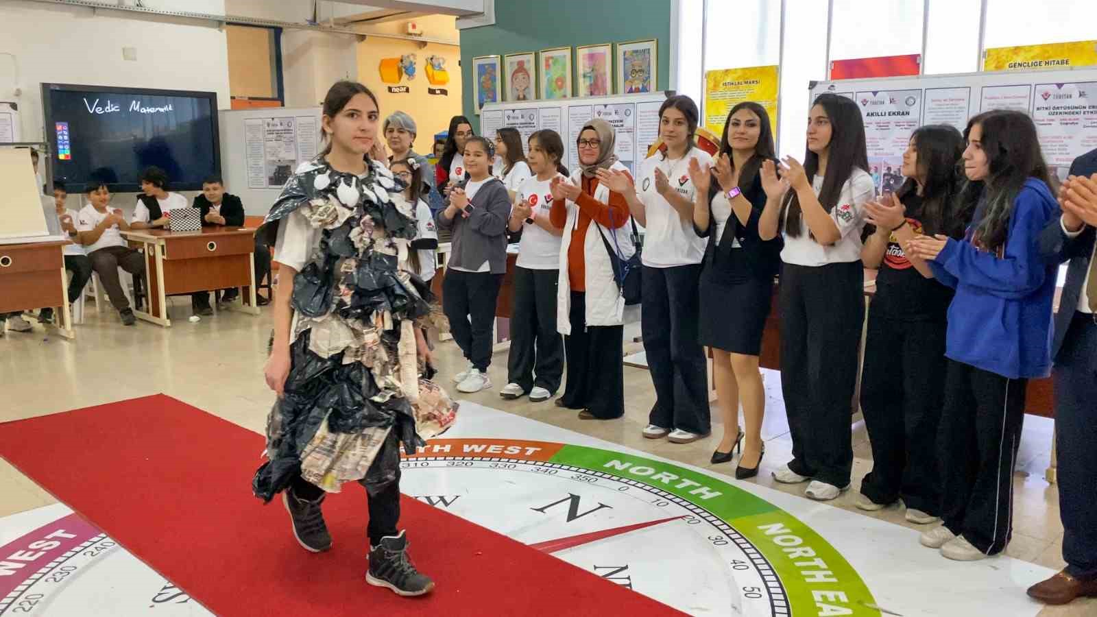 &Ouml;ğrenciler geri d&ouml;n&uuml;ş&uuml;m defilesiyle &ccedil;evre bilincine dikkat &ccedil;ekti
