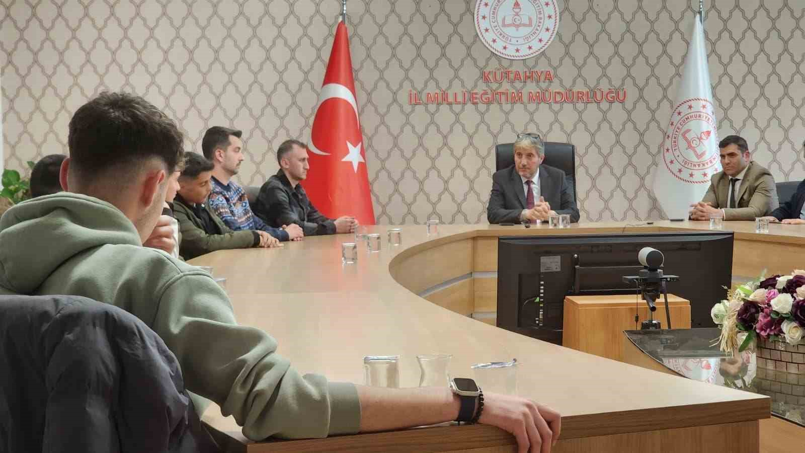 M&uuml;d&uuml;r Yılmaz, Bitlisli &ouml;ğrencileri ağırladı

