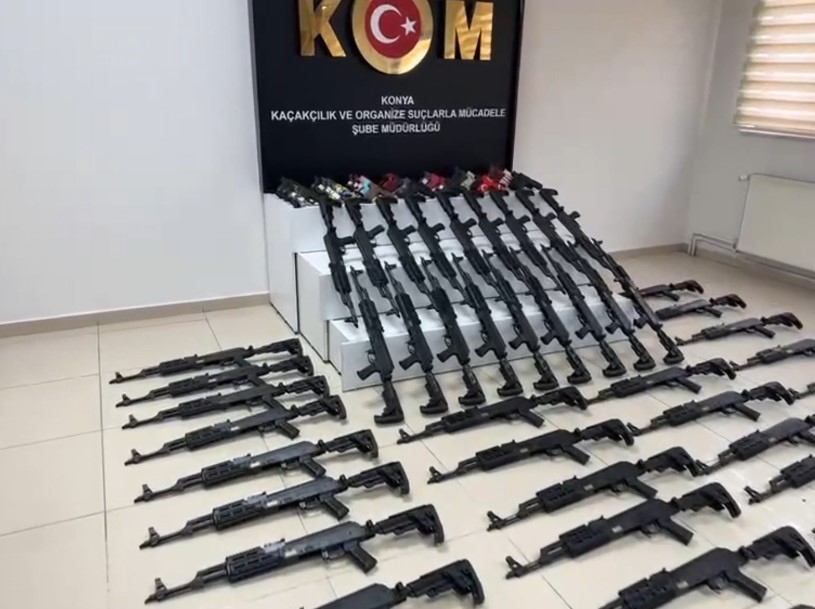 Konya’da çok sayıda yerli üretim makineli tüfek ve tabanca ele geçirildi, 11 kişi gözaltına alındı
