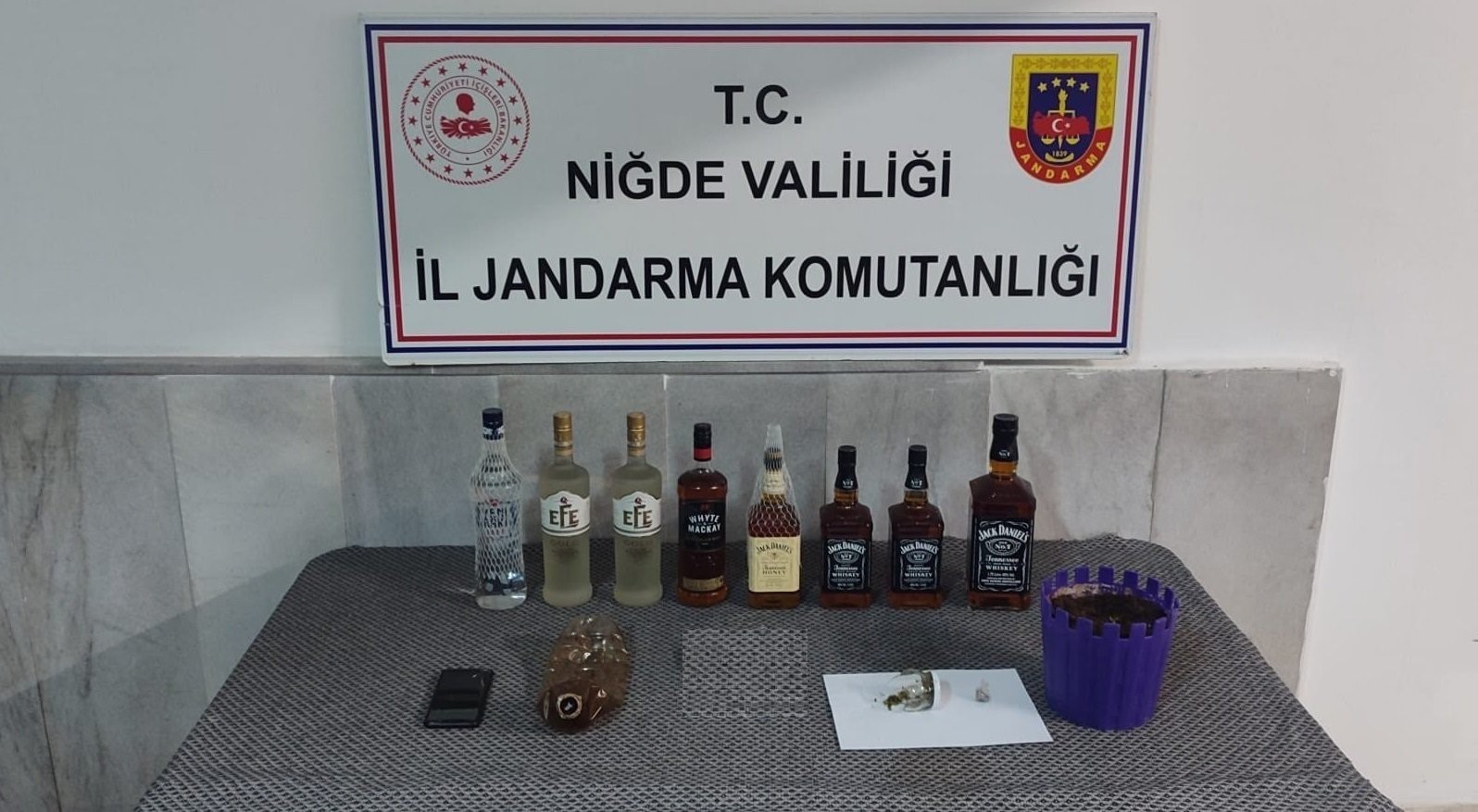 Niğde&rsquo;de yasadışı kenevir yetiştirenlere operasyon
