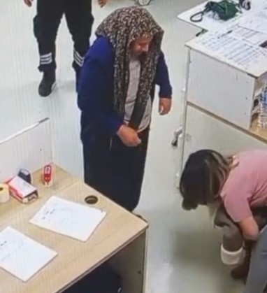 Hastane kantininde boğazına şeker ka&ccedil;an Mina&rsquo;yı hemşire kurtardı
