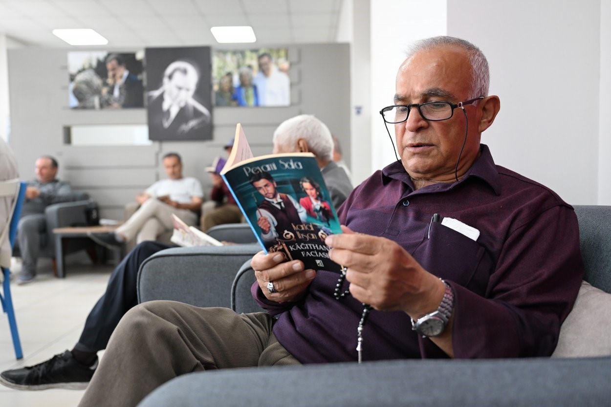 Mersin&rsquo;de emekliler dolu dolu g&uuml;nler ge&ccedil;iriyor
