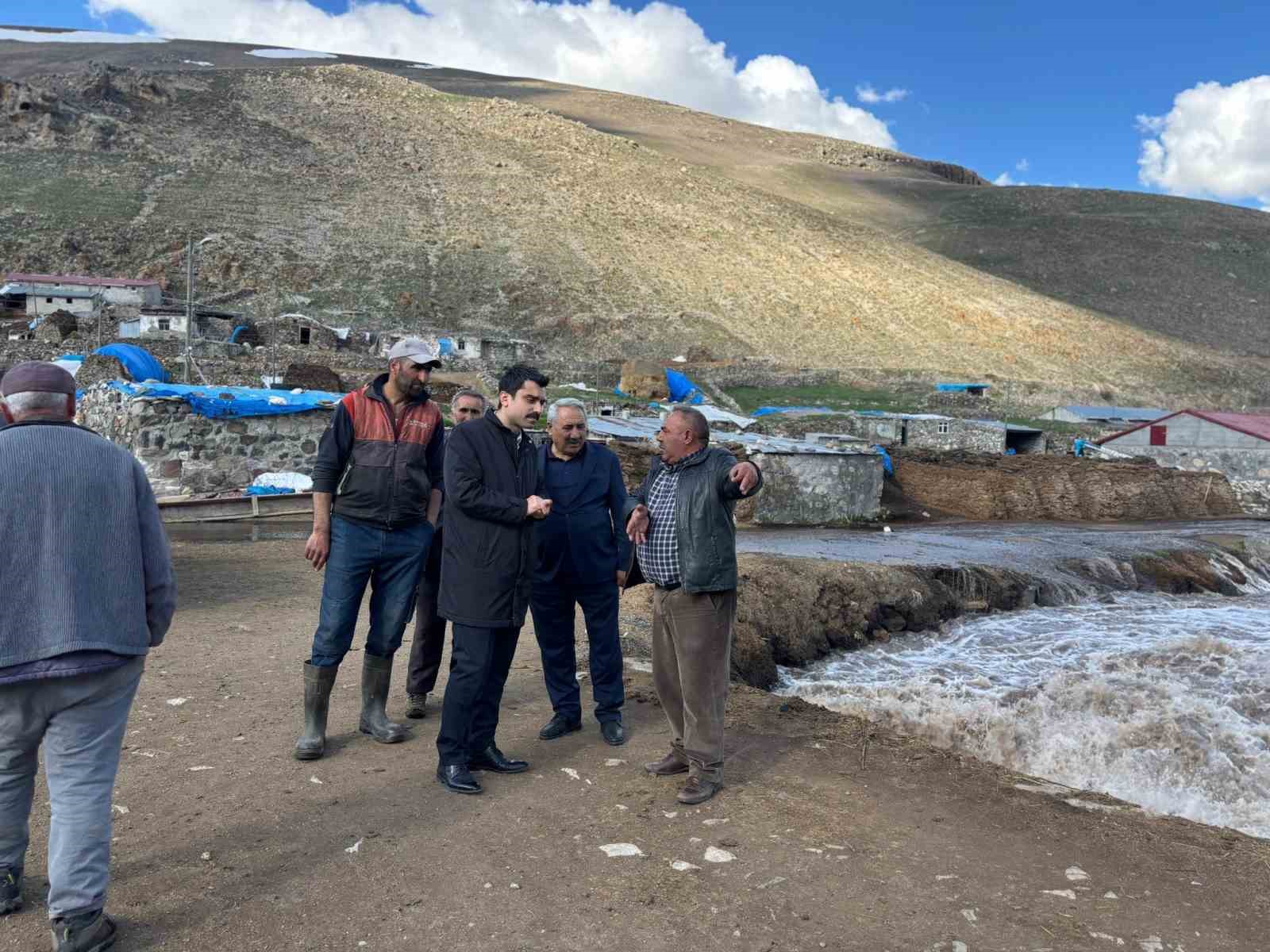 Susuz’da taşkın alarmı: Kaymakam Tutal riskli bölgelerde inceleme yaptı