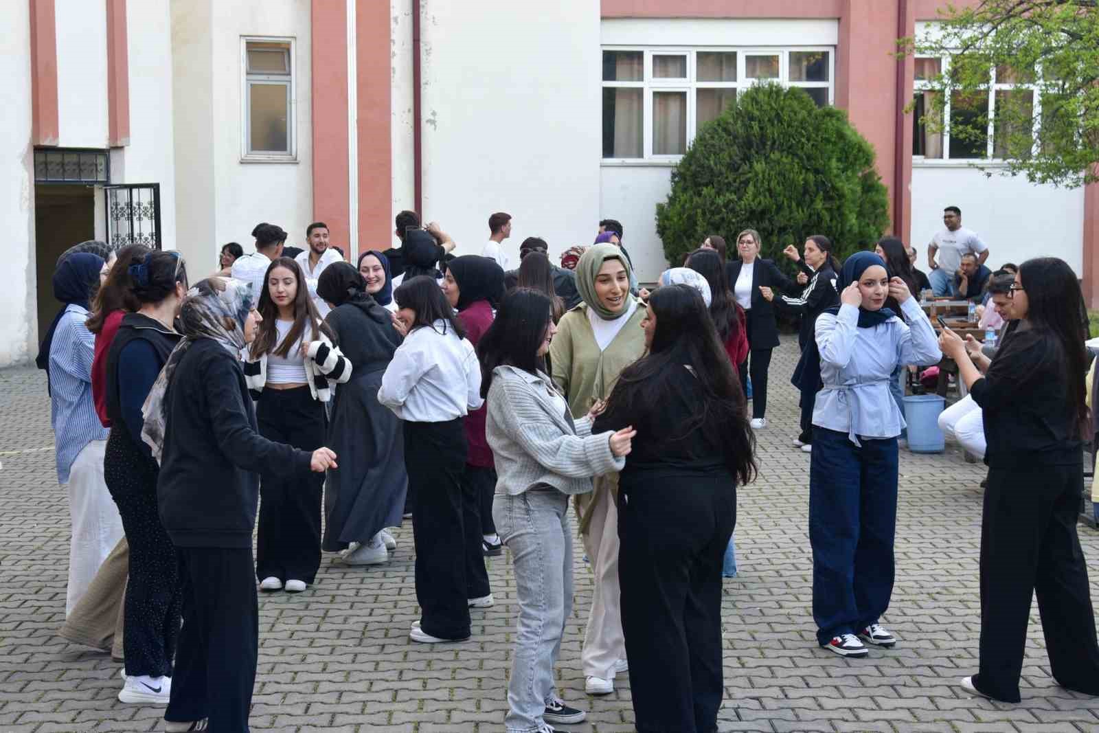 Bilecik&rsquo;te &ouml;ğrenciler kamp&uuml;s konseriyle unutulmaz anlar yaşadı
