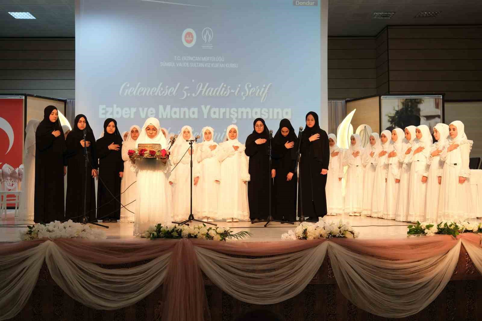 Erzincan&rsquo;da hadis yarışmasında dereceye girenler &ouml;d&uuml;llendirildi
