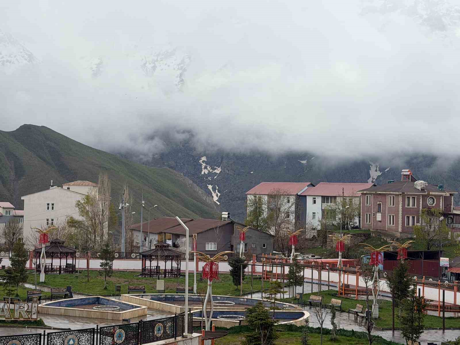 Sümbül Dağı mayısta beyaza büründü