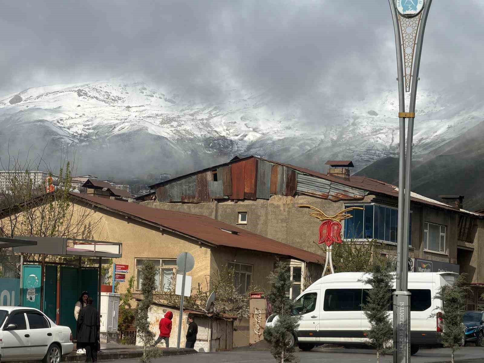 S&uuml;mb&uuml;l Dağı mayısta beyaza b&uuml;r&uuml;nd&uuml;
