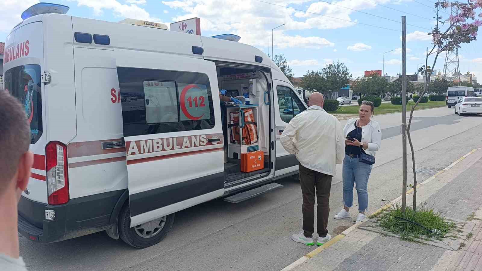 Antalya&rsquo;da minib&uuml;s park halindeki araca &ccedil;arptı: 4 yaralı
