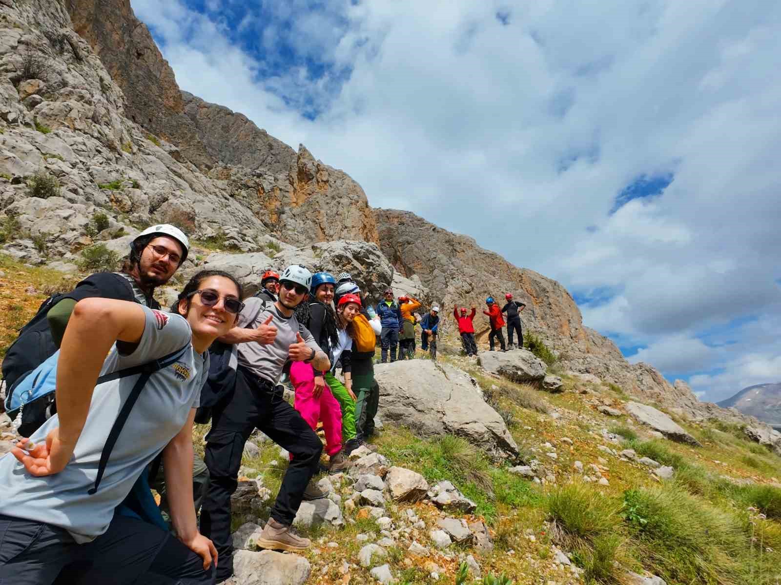 45 sporcu Kemaliye’nin zirvesinde buluştu