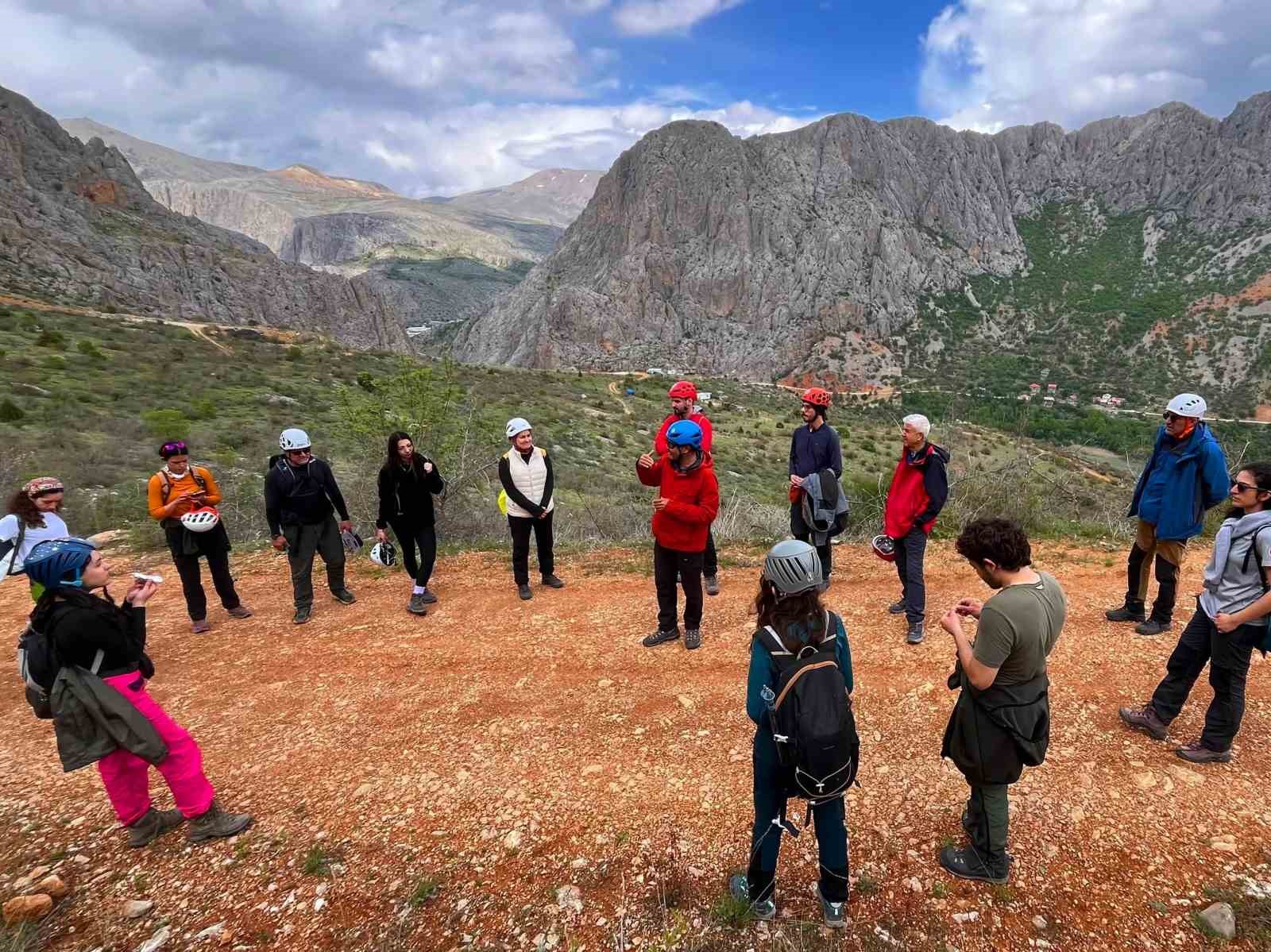 45 sporcu Kemaliye&rsquo;nin zirvesinde buluştu
