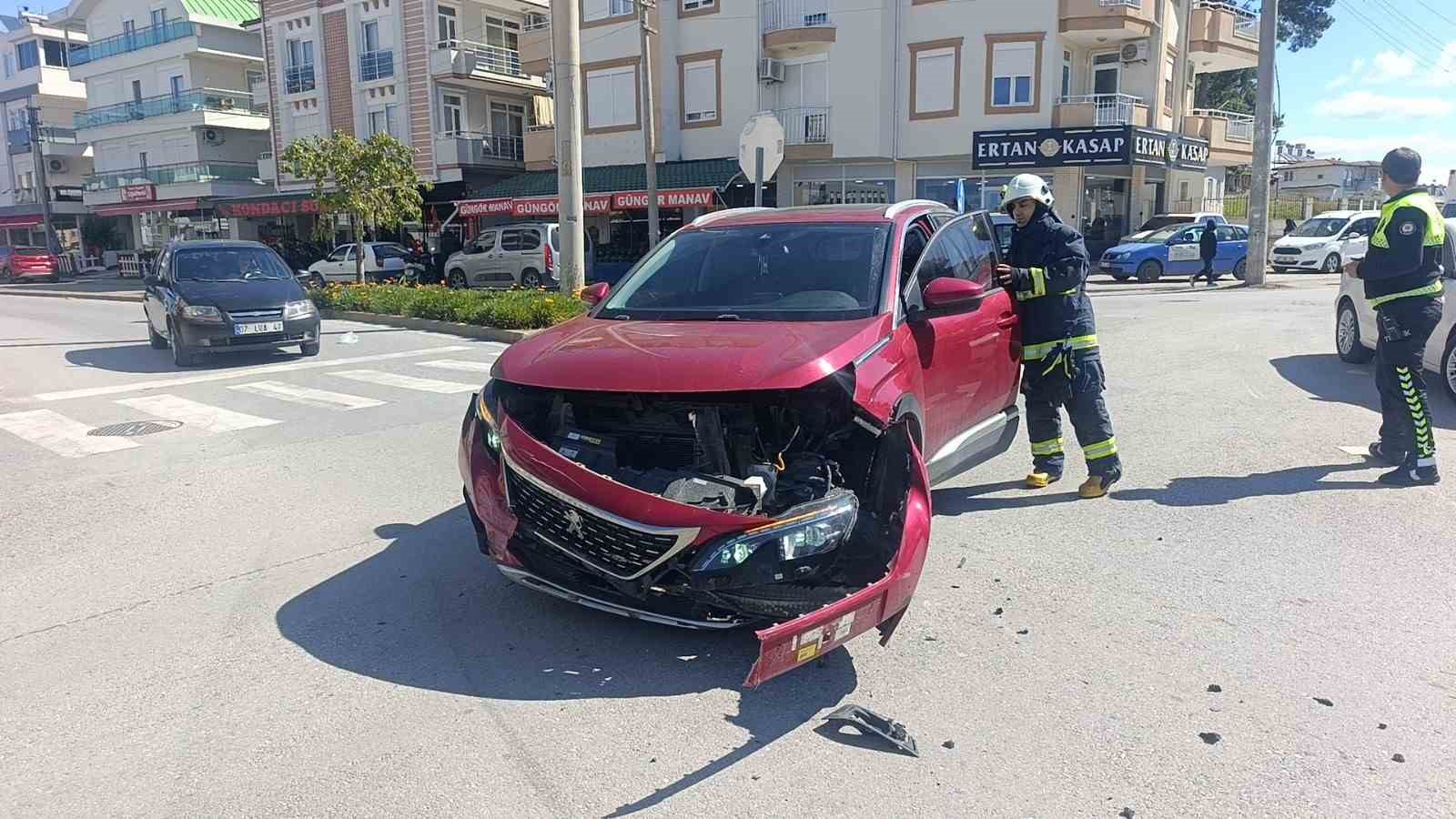 Dur levhasına ihlali kazayla sonu&ccedil;landı: 1 yaralı
