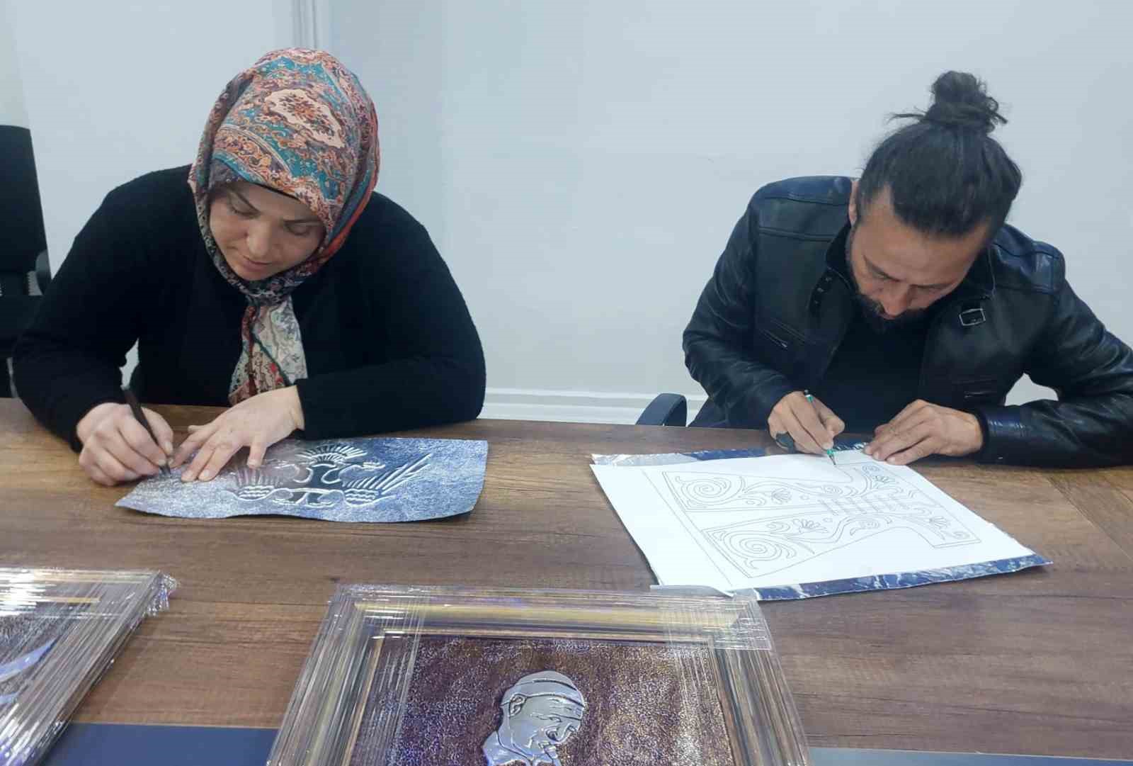 &Ouml;ğretmenevini &ouml;nce r&ouml;lyef kursuna, sonra sergi salonuna d&ouml;n&uuml;şt&uuml;rd&uuml;ler
