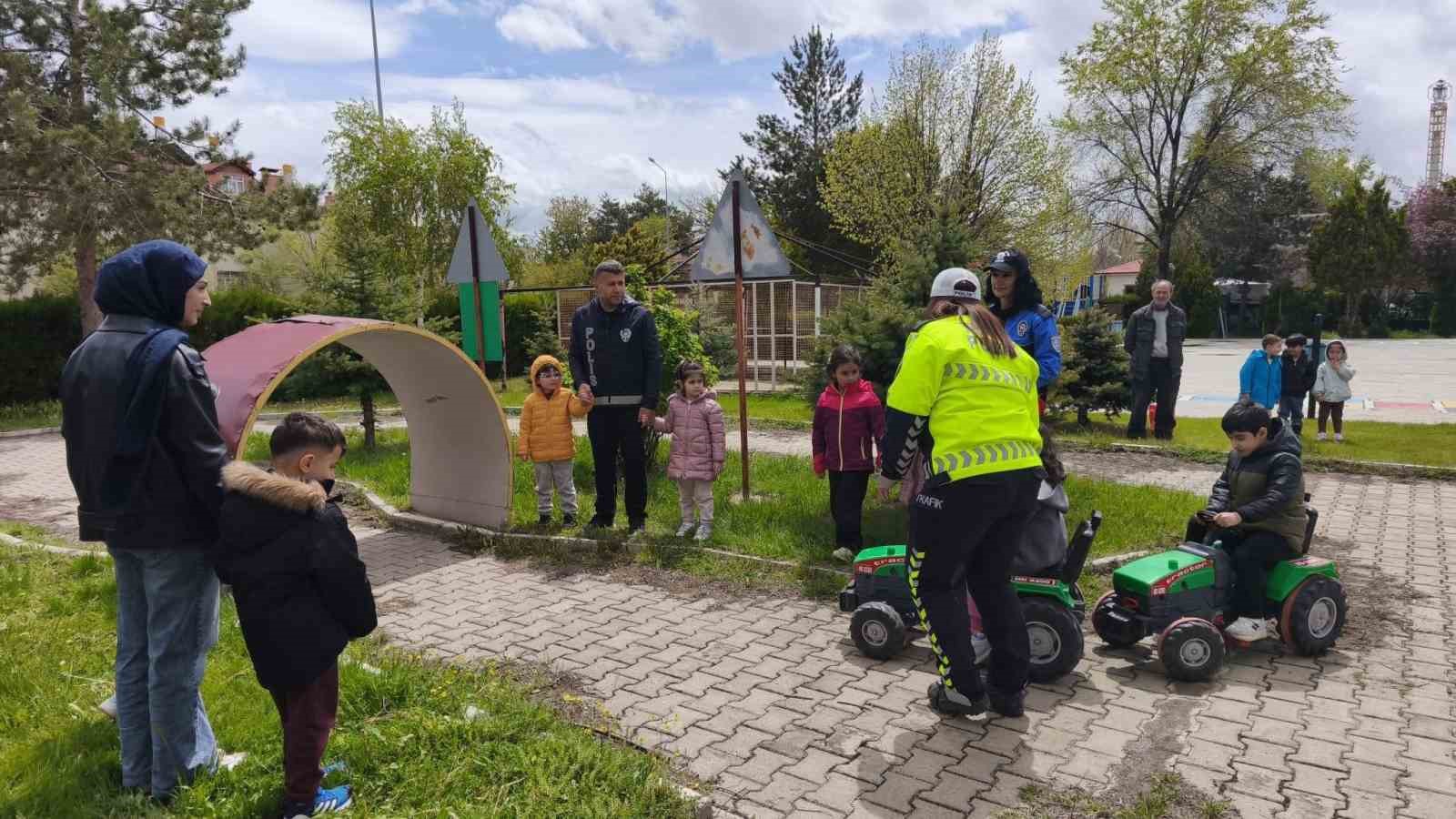 Bah&ccedil;elievler Anaokulu &ouml;ğrencilerine trafik bilinci eğitimi
