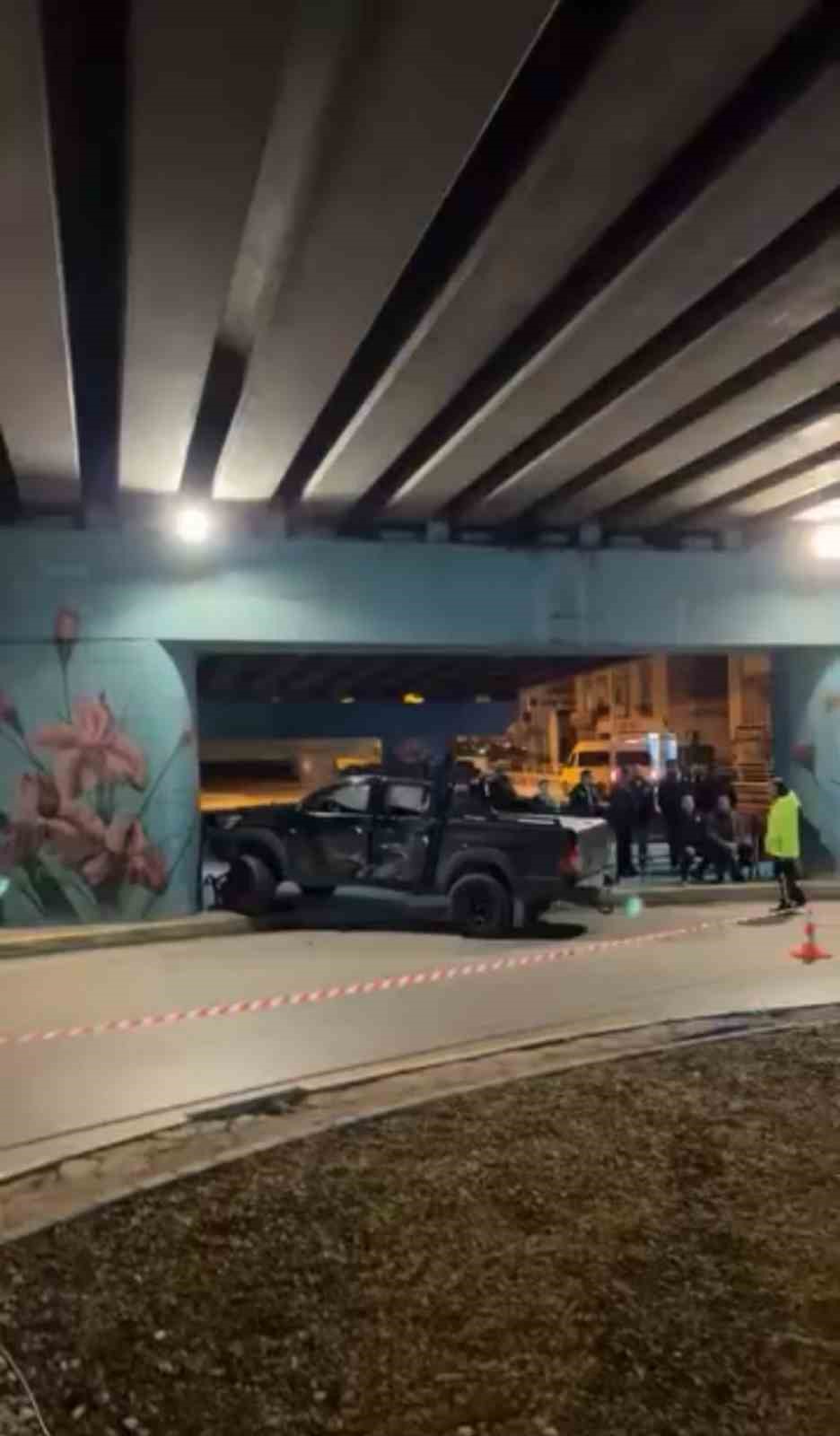 Motosiklet pikaba &ccedil;arptı: 2 ağır yaralı

