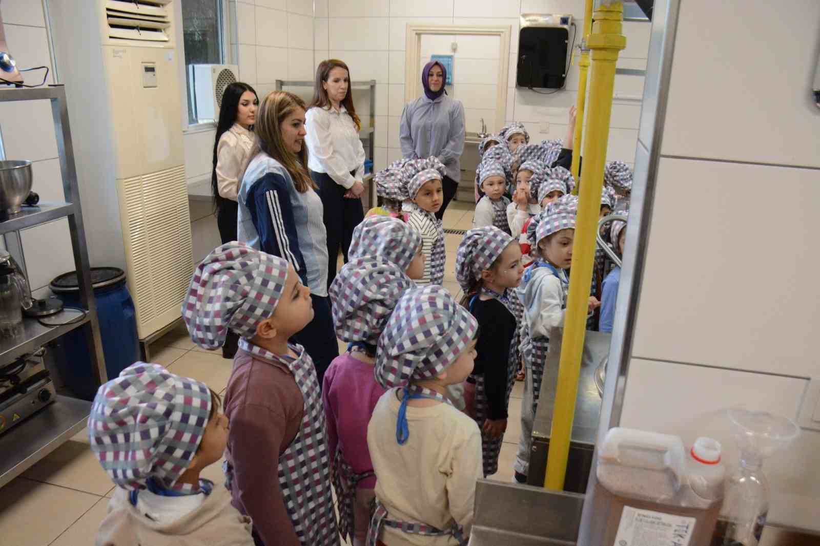 Minik eller mutfakta ilk deneyimini yaşadı
