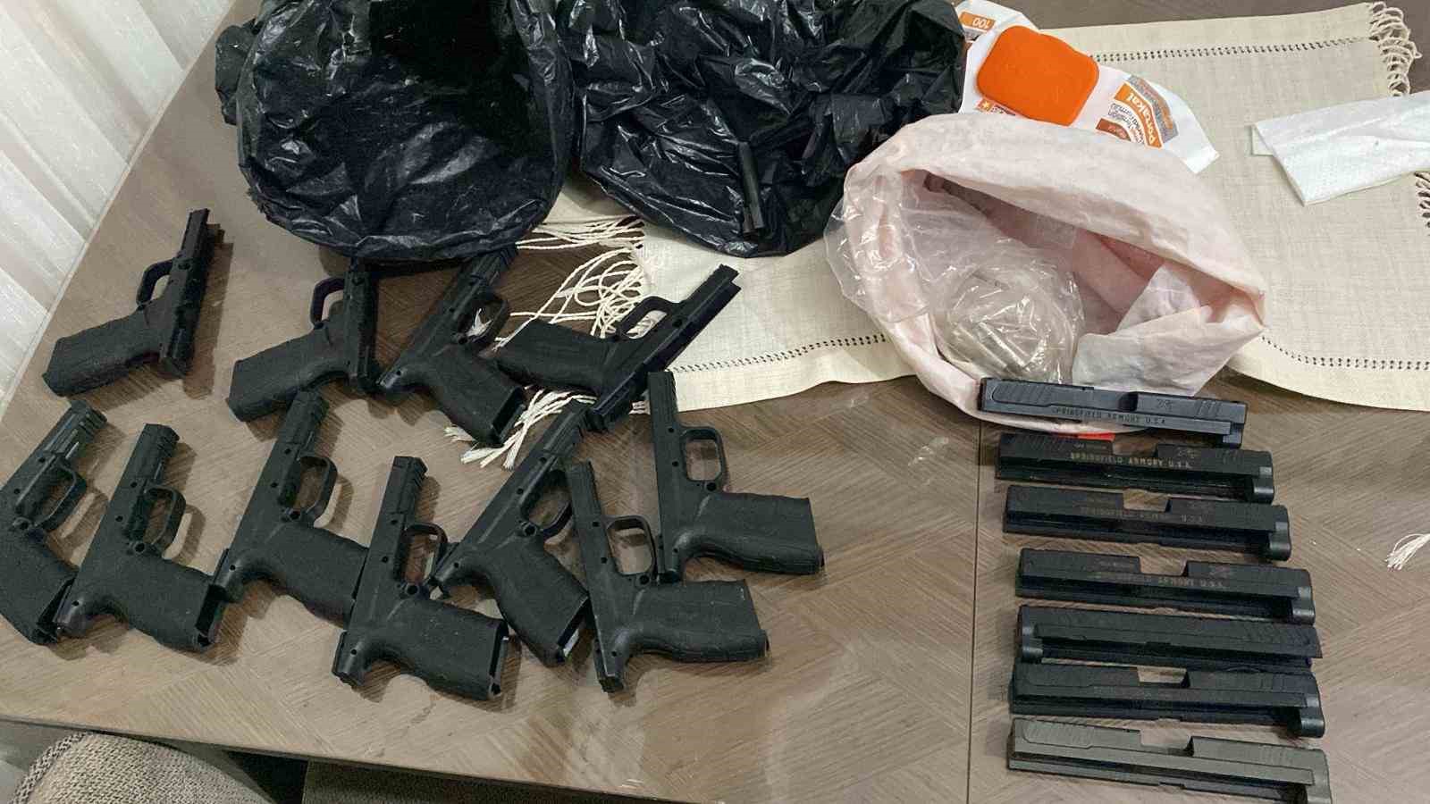 Evin her k&ouml;şesinden ruhsatsız tabanca &ccedil;ıktı: 2 tutuklama
