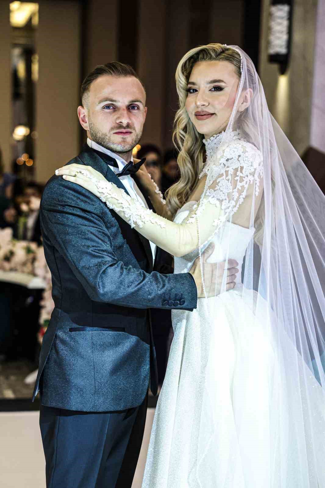 Samsunsporlu Celil Y&uuml;ksel d&uuml;nyaevine girdi
