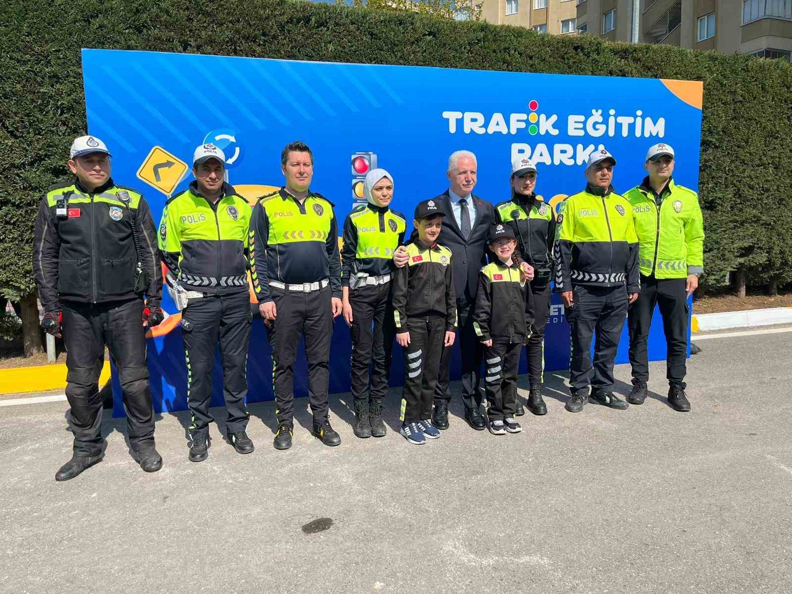 İstanbul Valisi G&uuml;l: "B&uuml;t&uuml;n vatandaşlarımızın trafik bilincini &ouml;ğrenmesi ve bunu kendi hayatında uygulaması lazım"
