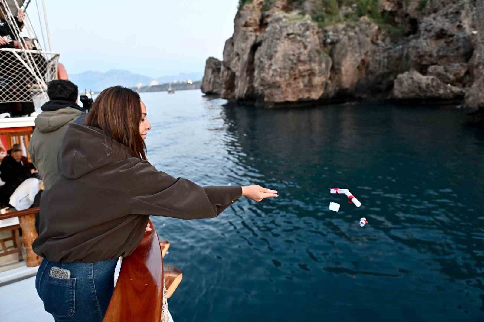 Hıdırellez&rsquo;de dilekler Akdeniz&rsquo;in mavi sularına bırakıldı
