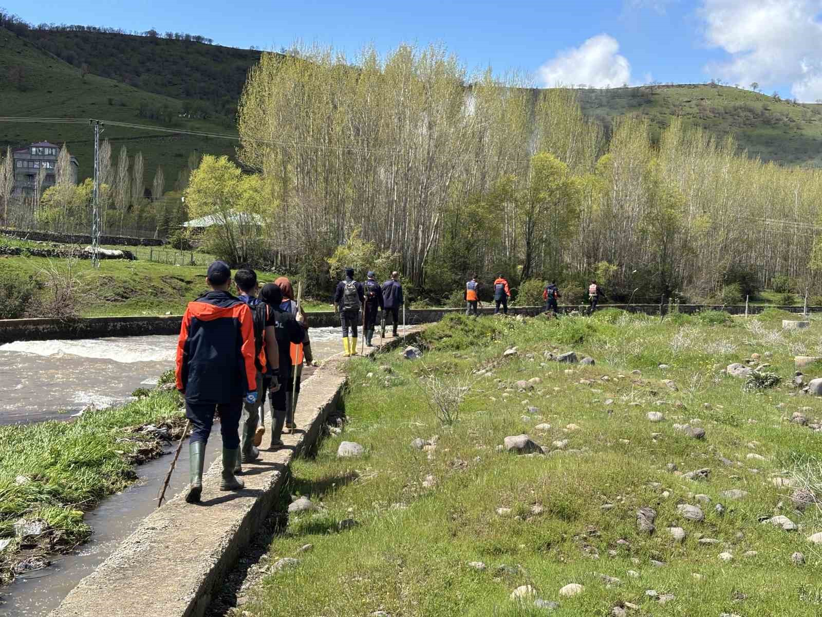 Bingöl’de kayıp emekli öğretmeni 229 personel arıyor