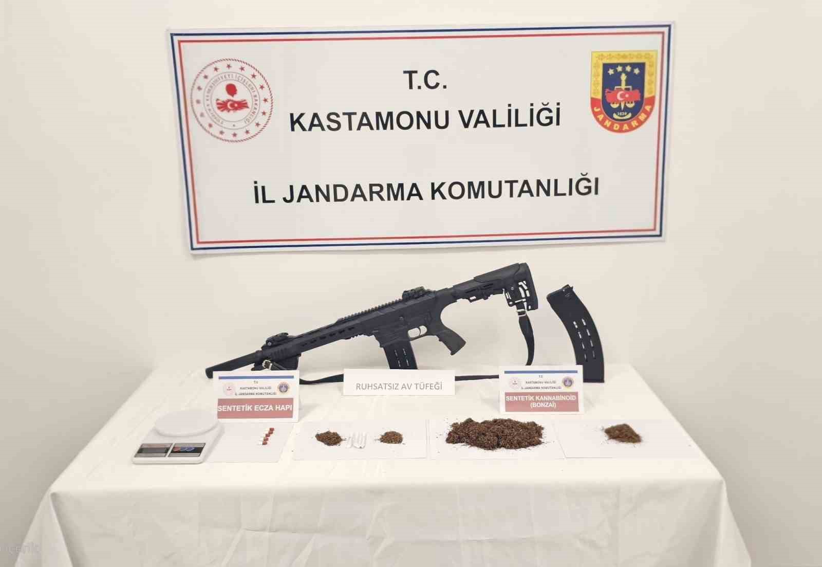 Araçta binlerce sentetik ecza hapla yakalanan sanıklardan biri tahliye edildi