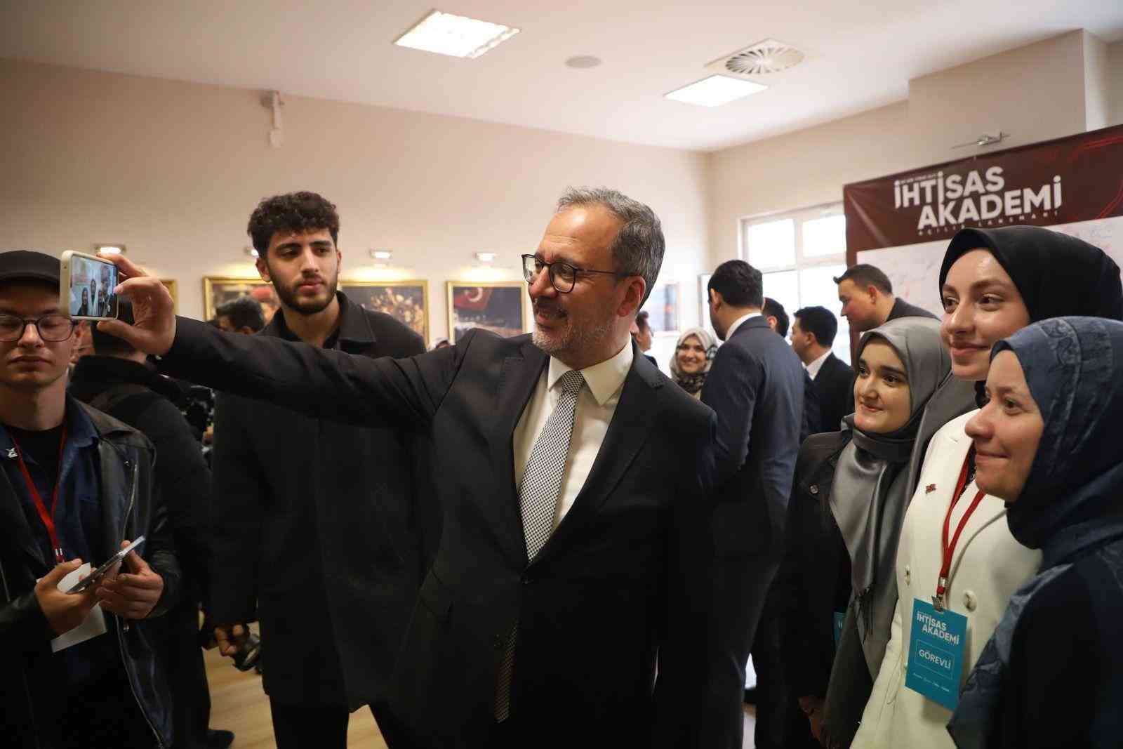Kasapoğlu: "AK Parti gen&ccedil;lik hareketidir"

