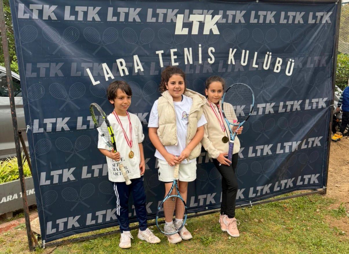 Minikler tenis turnuvasından başarılarla d&ouml;nd&uuml;

