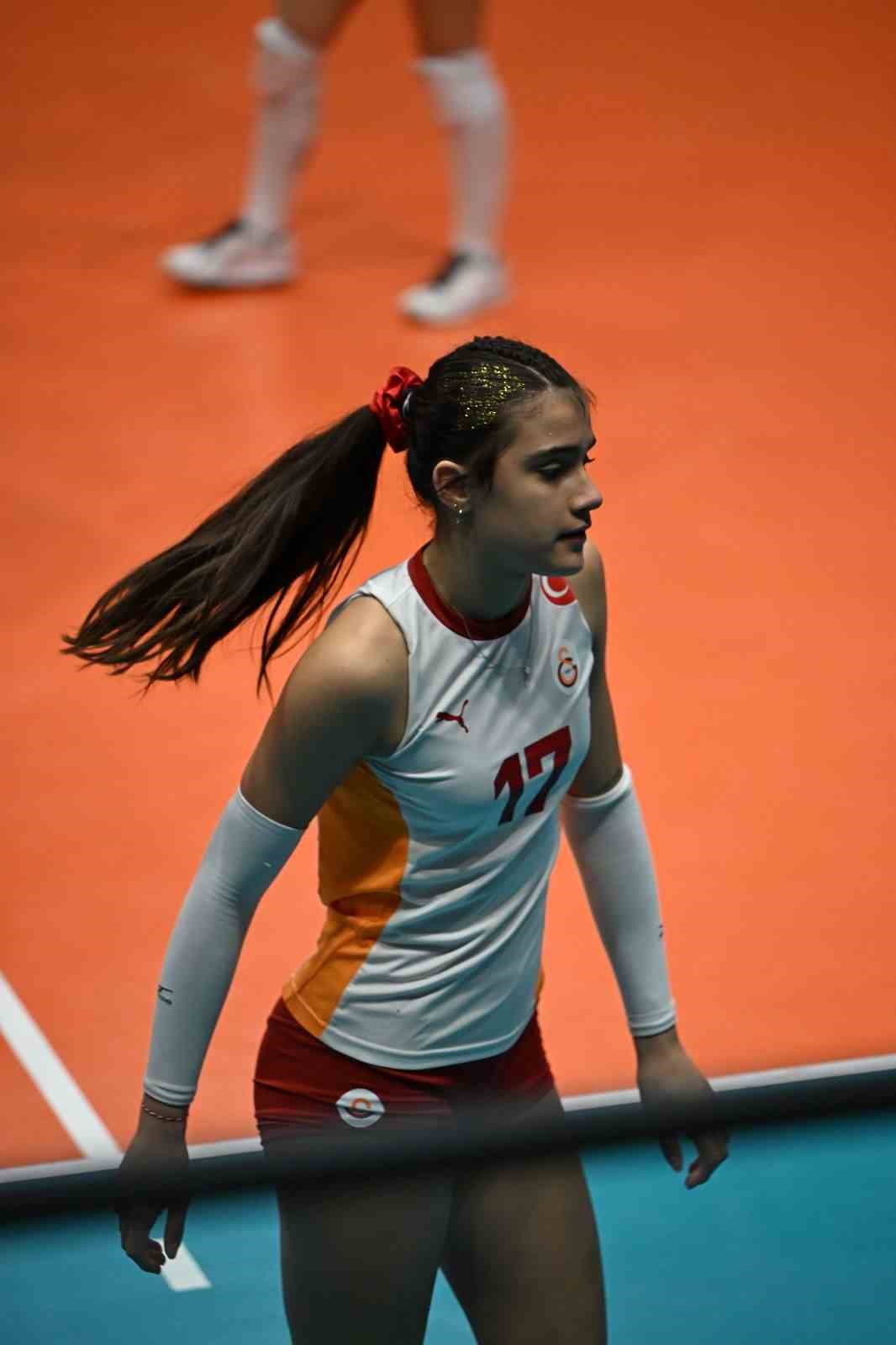 Asya G&uuml;lmez, U-16 Milli Voleybol Takımı gelişim kampına davet edildi
