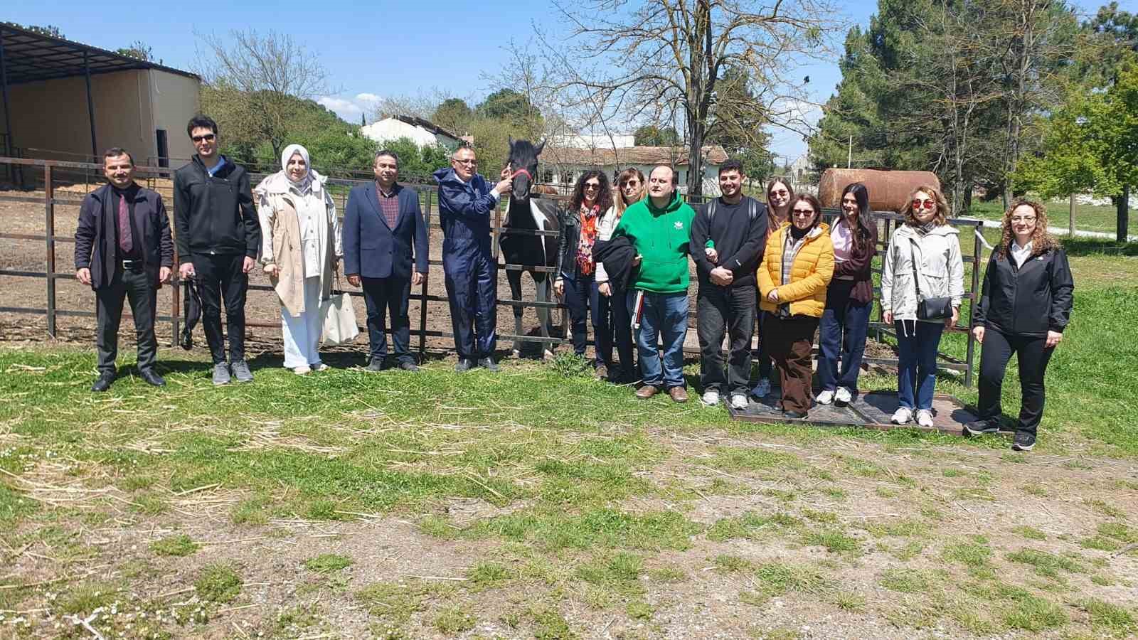 Engelli vatandaşlar Veteriner Fak&uuml;ltesi &ccedil;iftliğinde hayvanları sevdi
