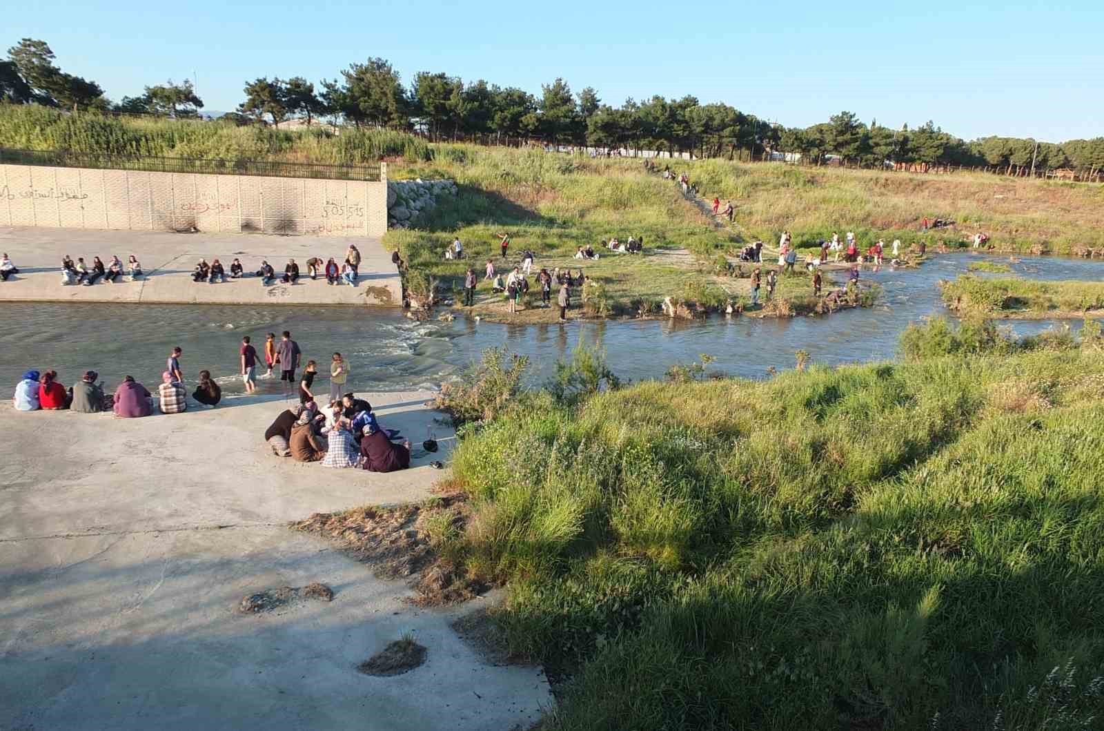 Balıkesir&rsquo;de vatandaşlar Hıdırellez&rsquo;i dilek tutarak ve dereye taş atarak coşkuyla kutladı
