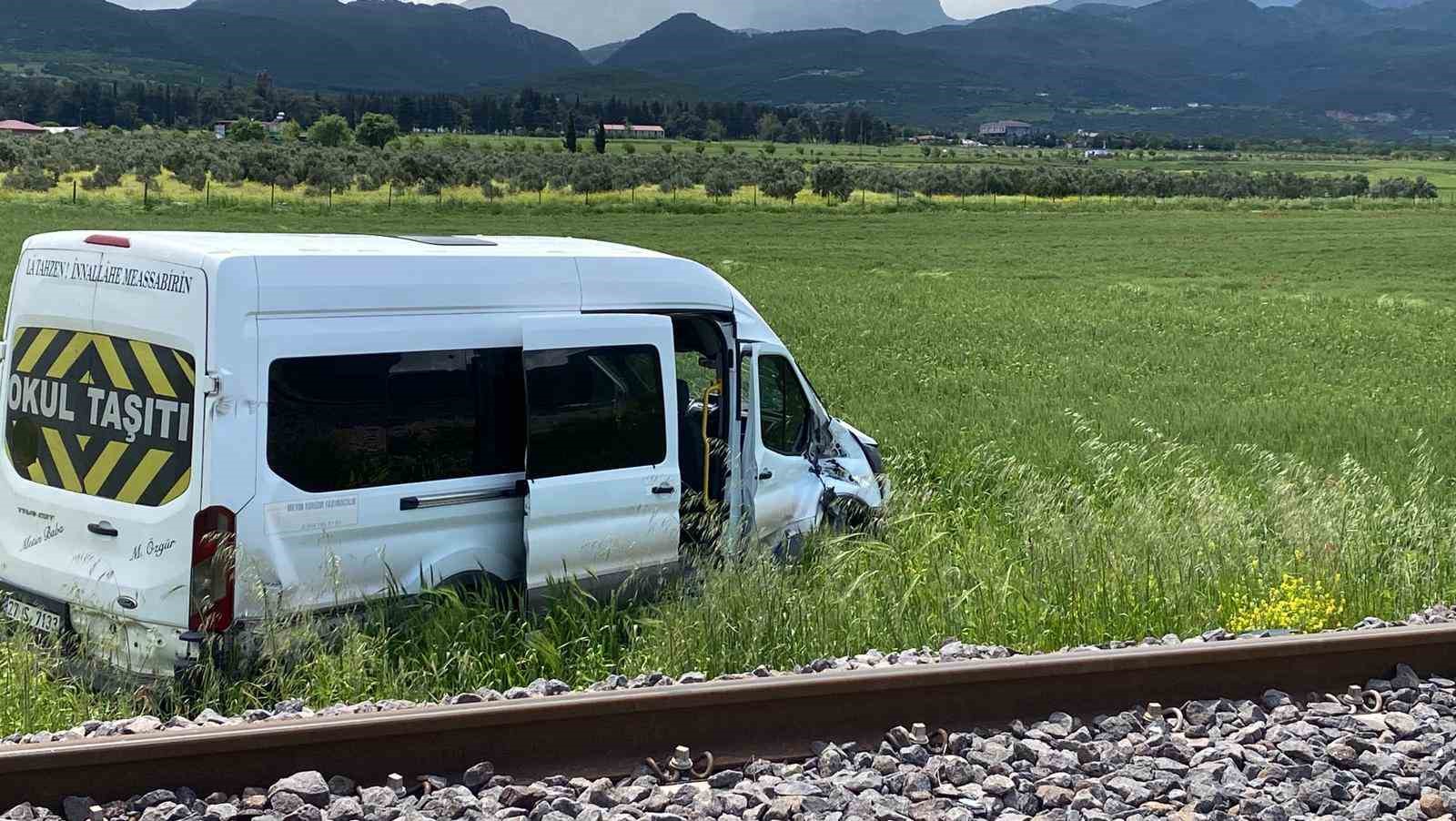 Gaziantep&rsquo;te &ouml;ğrenci servisine tren &ccedil;arptı: 13 &ouml;ğrenci hafif yaralandı
