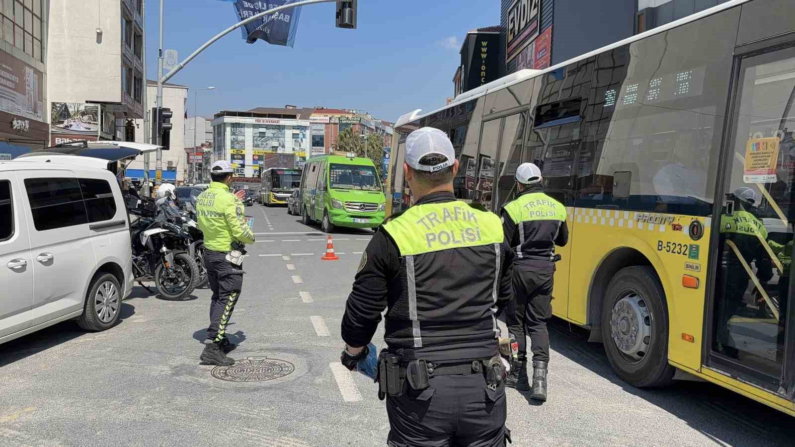 Arnavutköy’de Trafik Haftası’nda anlamlı uygulama: Ceza değil bilinçlendirme yapıldı