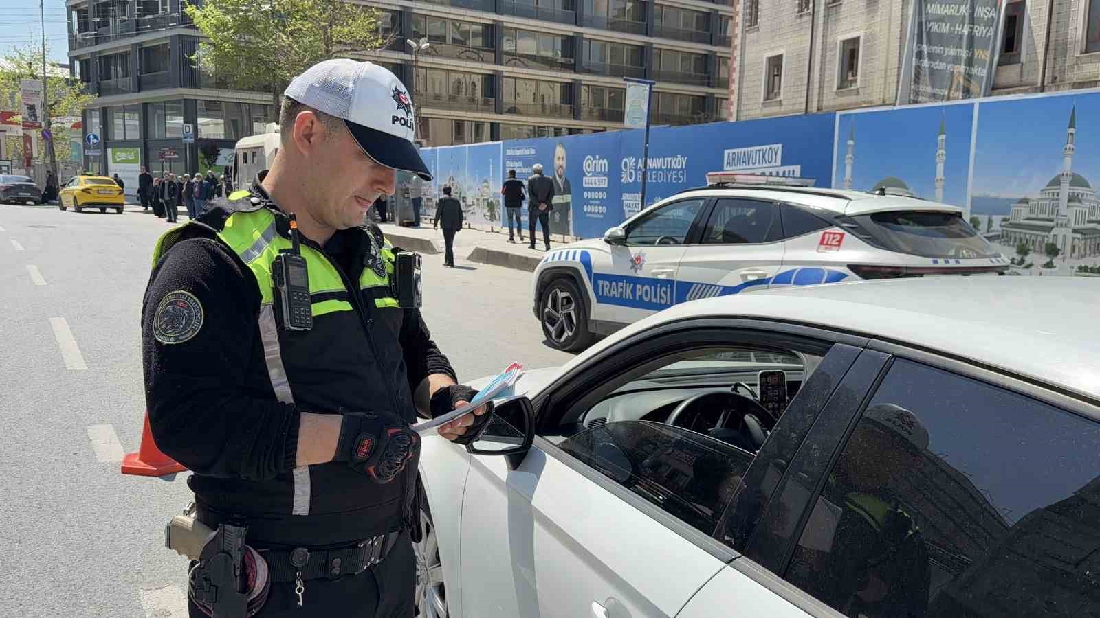 Arnavutk&ouml;y&rsquo;de Trafik Haftası&rsquo;nda anlamlı uygulama: Ceza değil bilin&ccedil;lendirme yapıldı
