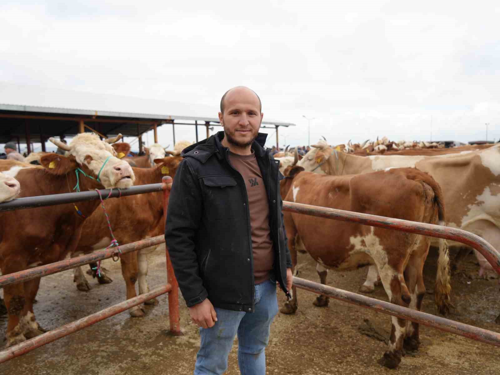Kastamonu&rsquo;da Kurban Bayramı hareketliliği: 850 kilogramlık tosun 340 bin liraya alıcı buldu
