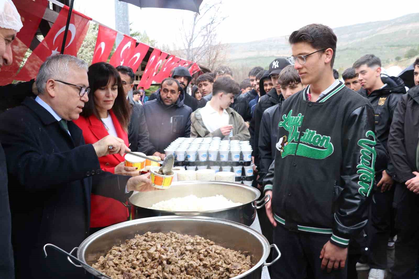 Sivas&rsquo;ta Hıdırellez kutlamalarında kış ile bahar adeta i&ccedil; i&ccedil;e ge&ccedil;ti
