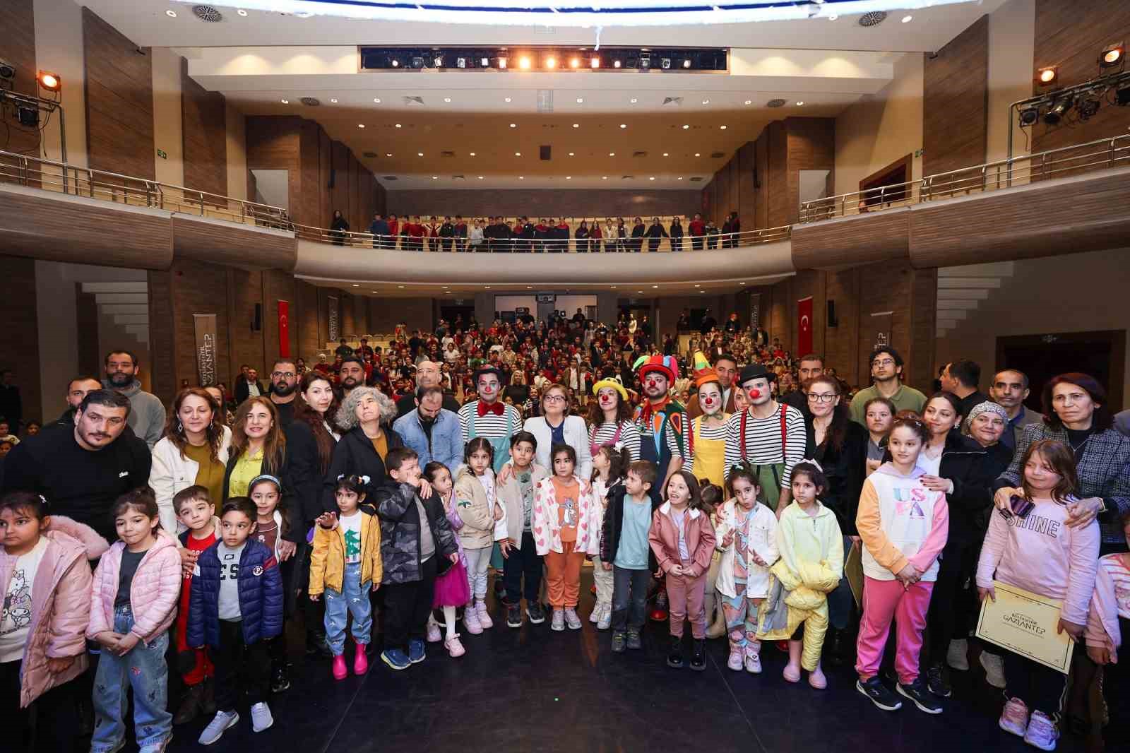 B&uuml;y&uuml;kşehir, "Benim G&uuml;zel Papu&ccedil;larım" adlı oyunun pr&ouml;miyerini ger&ccedil;ekleştirdi
