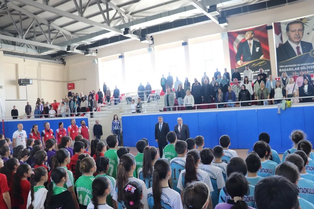 Edremit&rsquo;te 8 bin &ouml;ğrenci geleneksel oyunlar i&ccedil;in sahaya indi
