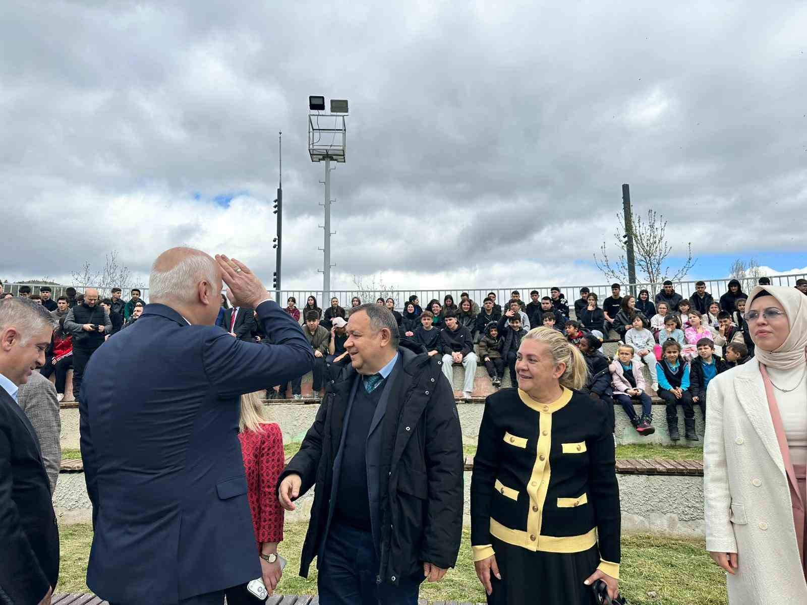 Atıklardan yaptıkları m&uuml;zik aletleri ile konser verdiler
