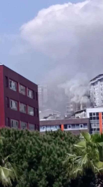Ey&uuml;psultan&rsquo;da &ccedil;atı tamirinden sonra yangın &ccedil;ıktı, daire kullanılamaz hale geldi
