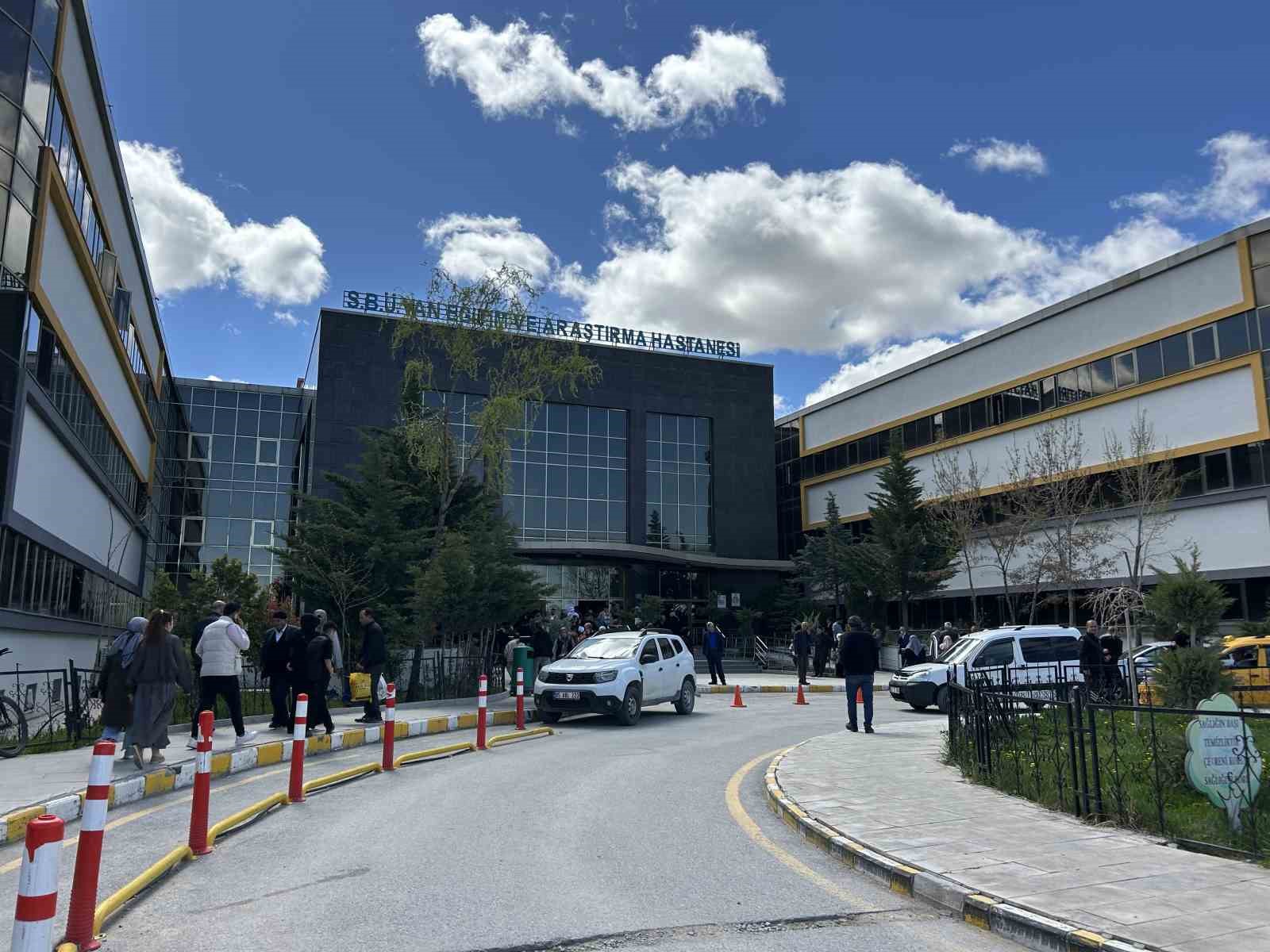 Van&rsquo;da gebe anneye aynı anda hem sezaryen hem beyin ameliyatı yapıldı
